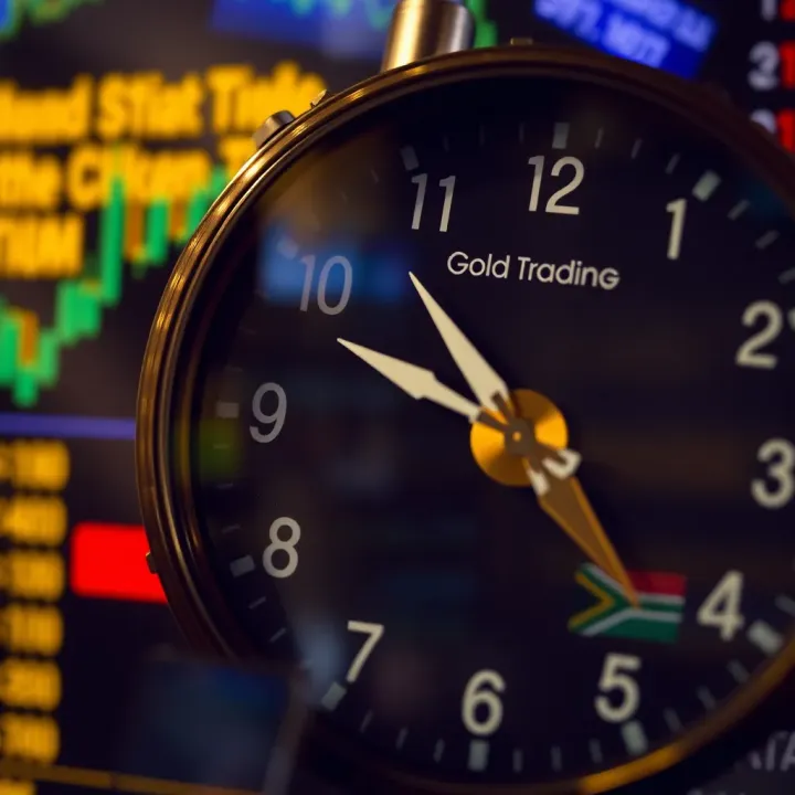 Clock face showing local trading hours in South Africa with emphasis on peak times for gold liquidity